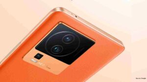 In an unexpected turn of events, the iQOO Neo 7 Pro briefly appeared on Amazon India's website, revealing its price at ₹33,999. Although the listing has been taken down, screenshots circulating online have preserved the leaked information.